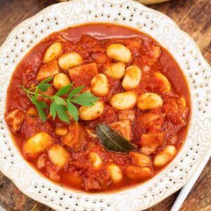 Czy fasolka po bretońsku jest odpowiednia dla psa? Sprawdzamy!