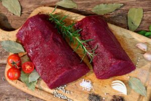 Czy mięso z jelenia jest zdrowe dla psów? Sprawdź ofertę sklepu PsieChrupki.pl!